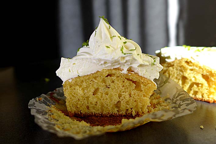 Cupcake de elote, maíz tierno, con froting de mascarpone y lima.