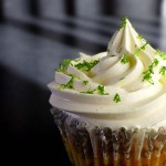 Cupcakes de elote, maíz tierno, con frosting de mascarpone y lima