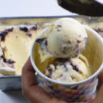 Helado de vainilla y arándonos