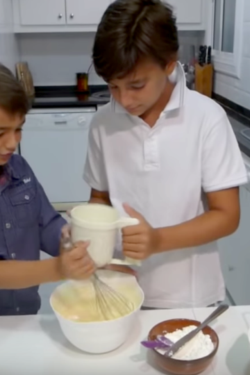 Mis hijos preparando pastel de queso